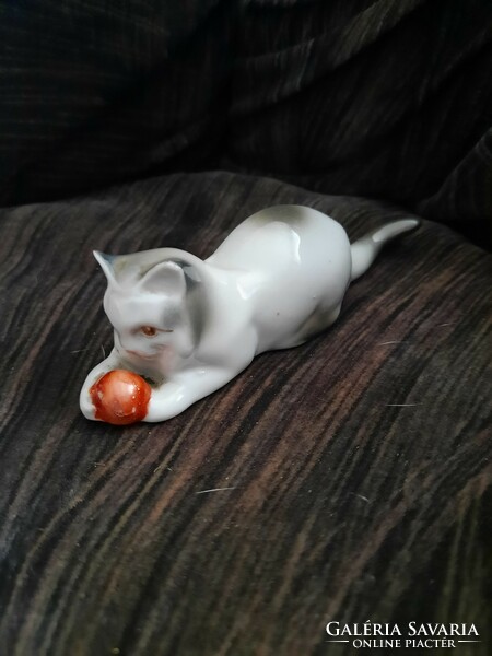 Zsolnay porcelán Játszó cica