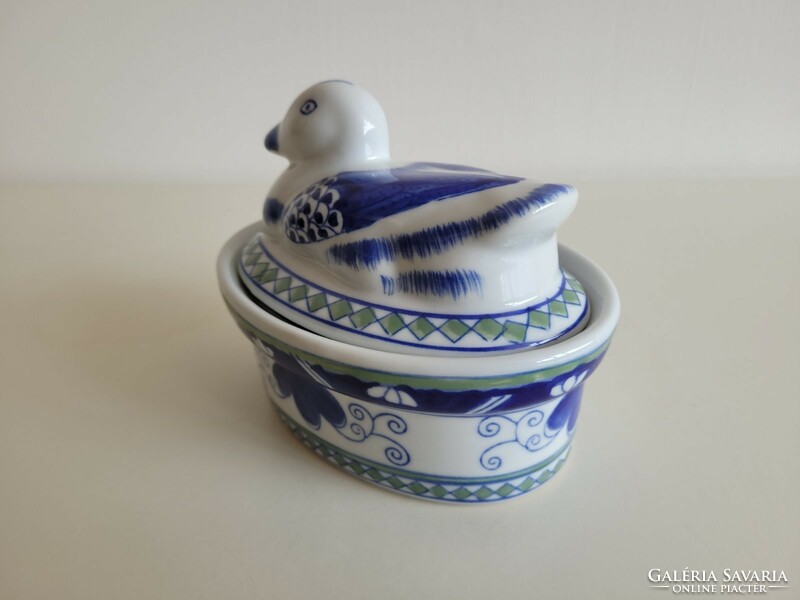 Porcelain duck-shaped serving bowl with lid