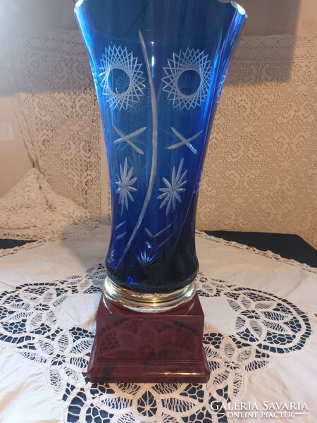 Szépet olcsón! Eladó gyönyörű régi ólom kristály kék váza talapzaton!