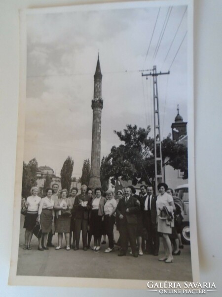 D198122 mouse group photo taken in front of the minaret 1960 k