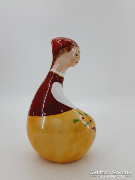 Bodrogkeresztúri kerámia figura, ülő lány, 17 cm