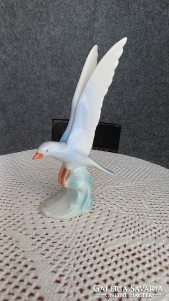 Ravenclaw porcelain seagull, marked, undamaged, hand painted, height: 14.5 cm, width: 8.5 cm