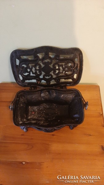 5085 - Very rare cast iron brazier and heater in good condition