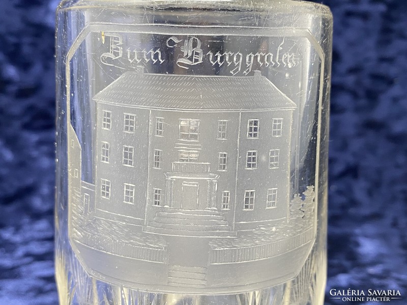 Antik csiszolt üveg söröskorsó gravírozott épület mintával, "Zum Biergarten" felirattal