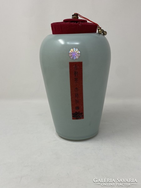 Chinese green porcelain tea holder with lid, storage container