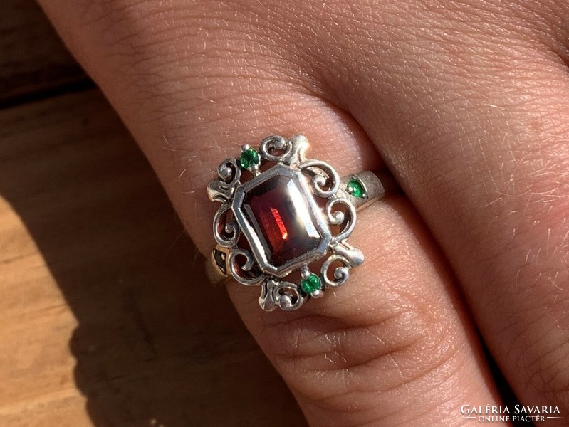 Női ezüst gyűrű piros és zöld kövekkel