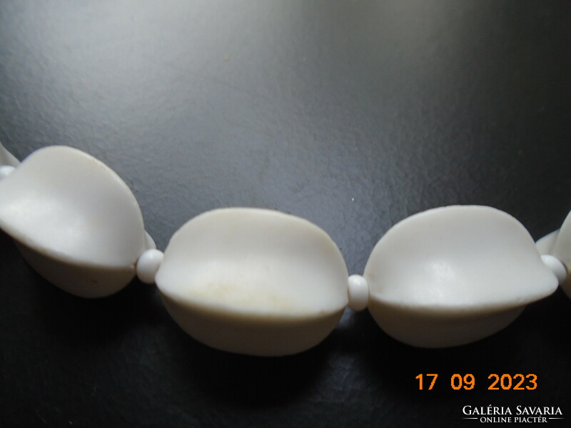 Régi nyakék nagyobb fehér négyszögletes gyöngyökből homorú oldalakkal ,réz kapoccsal
