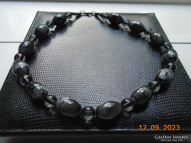 Made of larger pearls with black gray shades, neck blue