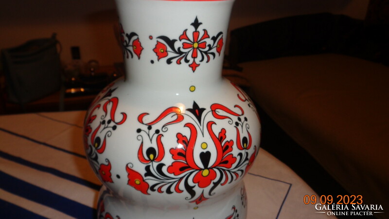 Zsolnay , népi ihletési váza , a 60- 70 es évekből , 31 cm , viszonylag ritkábban előforduló