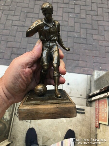 Football player bronze statue, 18 cm high work.
