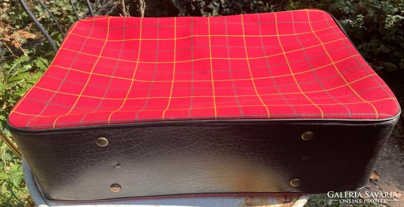 Piros szövet kockás, oldalt fekete cipzáras régi vintage Bőrönd, retro koffer – karácsonyi dekoráció
