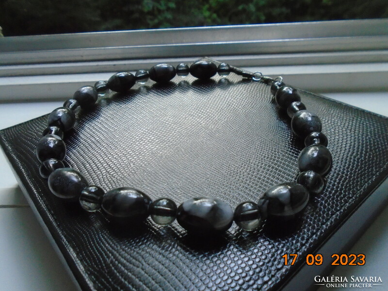 Made of larger pearls with black gray shades, neck blue
