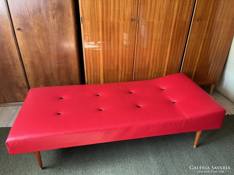 Retro bútor piros műbőr ágy