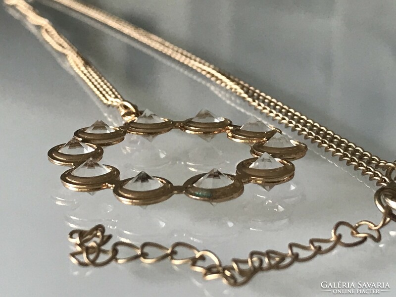 Aranyozott nyaklánc kristályokkal kirakott köralakú medállal, 90 cm hosszú