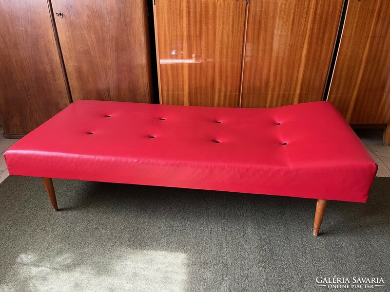 Retro bútor piros műbőr ágy
