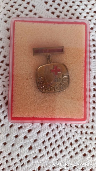 Retro, ritka Vöröskereszt 10 éves véradói medál/kitüntetés, 2,5 X 3,5 cm