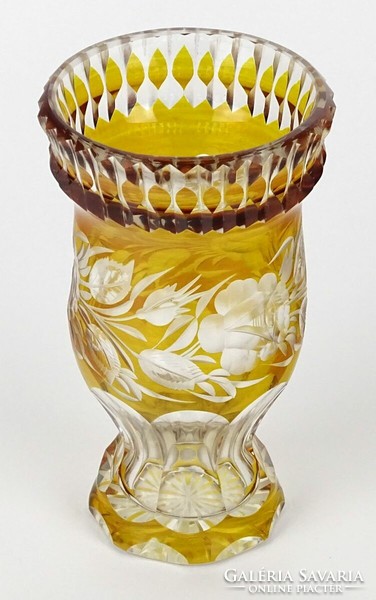 1O239 Régi csiszolt virágdíszes borostyánsárga talpas Moser üveg váza 10 cm