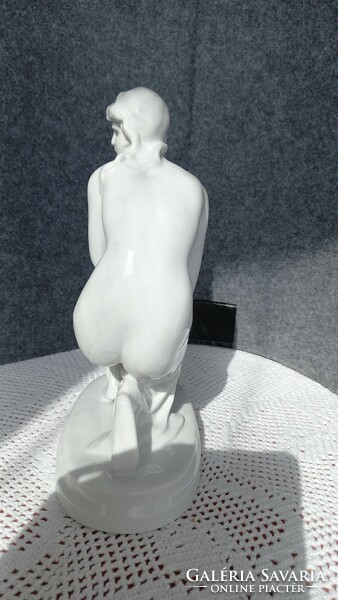 Zsolnay fehér térdelő női akt, 23 cm, talpazat: 15 X 9 cm, feje hátsó részén apró felületi rés