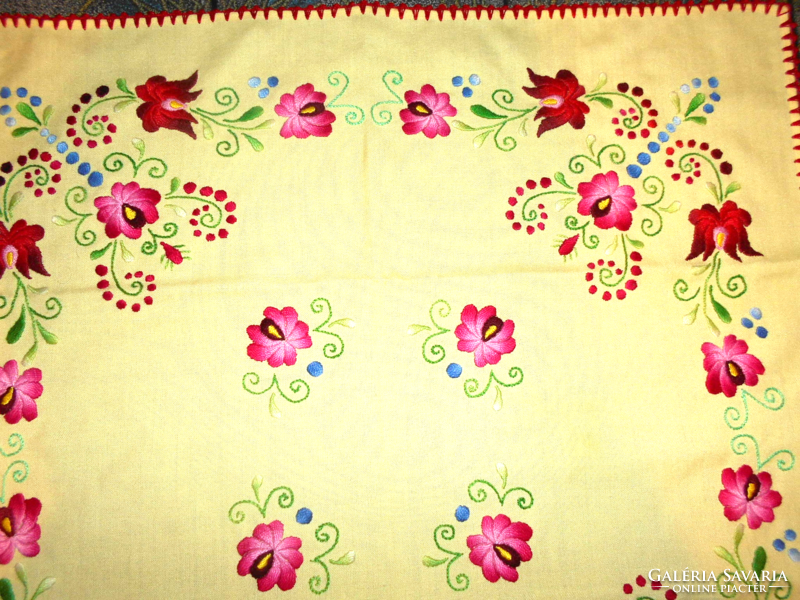 Embroidered tablecloth 59 cm x 59 cm - professionally made handwork