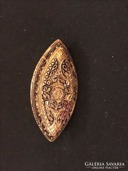 Very nice bijou brooch, with painted decoration, probably made of copper alloy, copper plate. 4.5X3 cm