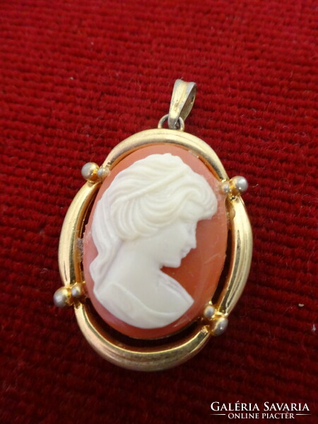 Oval pendant with a sissy portrait, size: 3.3 x 2.5 cm. Jokai.