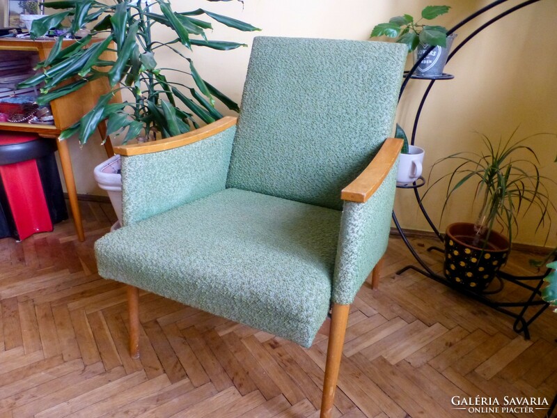 Skandináv stílusú pisztácia zöld fotel