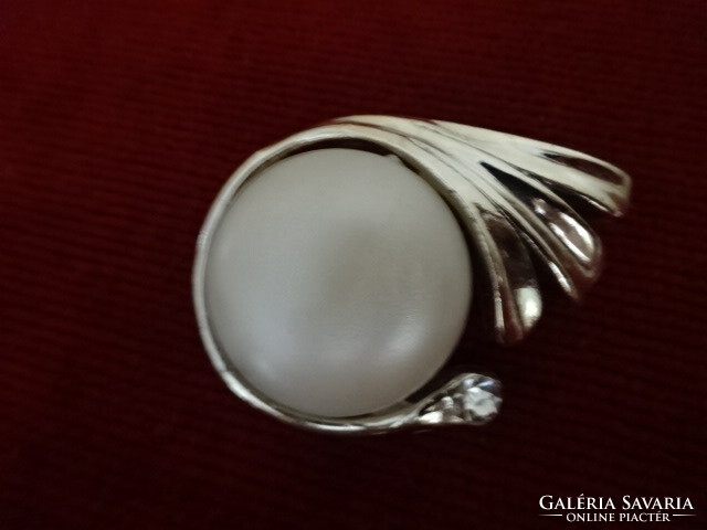 Silver-plated pin from the 70s, white center, diameter 3.5 cm. Jokai.
