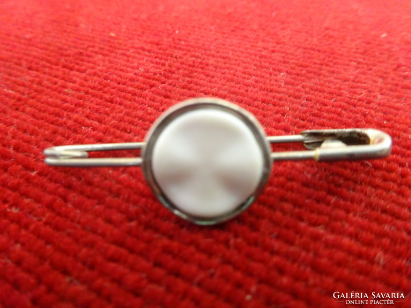 Silver-plated badge from the 70s, white center, length 4 cm. Jokai.