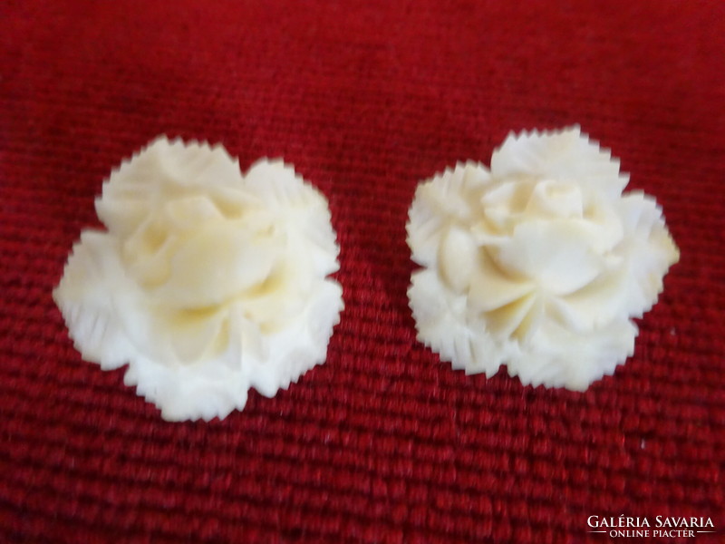 Butter-colored, rose-patterned earrings, bijoux, diameter 2 cm. Jokai.