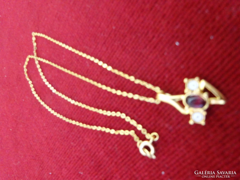 Aranyozott nyaklánc a 70-es évekbő, bordó és fehér köves medállal. Jókai.