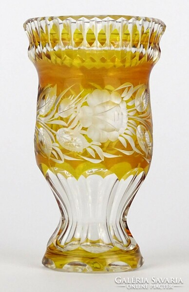 1O239 Régi csiszolt virágdíszes borostyánsárga talpas Moser üveg váza 10 cm