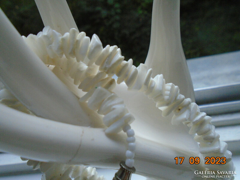 Fehér kagylóhéj nyaklánc szorosan fűzve ,csavaros kapoccsal