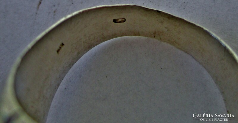 Szép régi kézműves ezüstgyűrű gravírozott ónix kővel