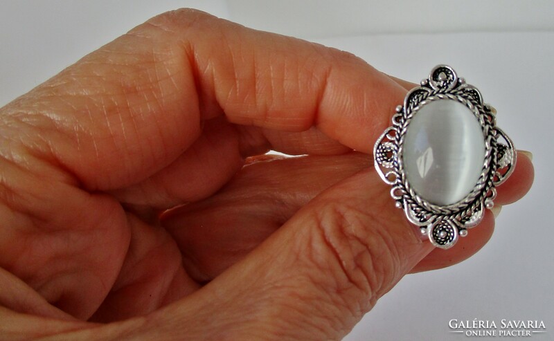 Csodás régi  ezüst gyűrű szép fehér macskaszemmel