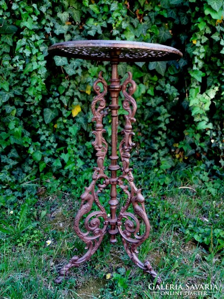 Cast iron table (there is 1)