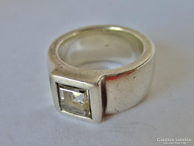 Különleges kézműves  ezüst gyűrű nagy fehér kővel