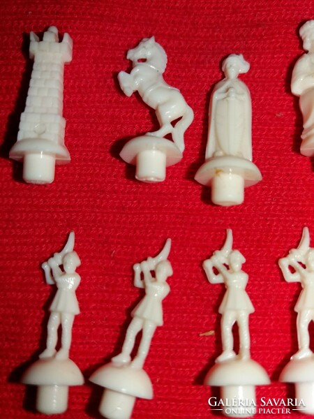 Old quality traveling mini chess set with very nicely crafted figures according to the pictures
