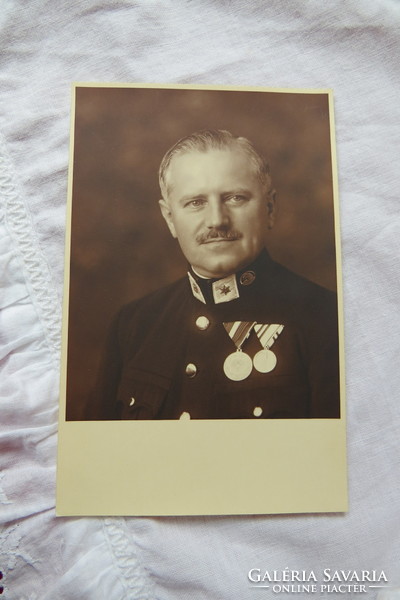 Régi katonai fotólap, egyenruhás férfi kitüntetéssel 1910-30-as évek körüli