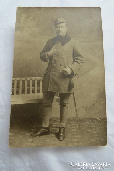 Antik katonai fotólap, egyenruhás férfi, kard 1910-20-as évek körüli