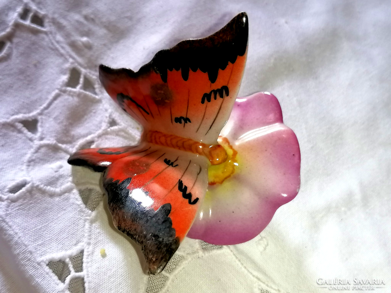 Vintage Kőbányai virágon pihenő lepke, pillangó