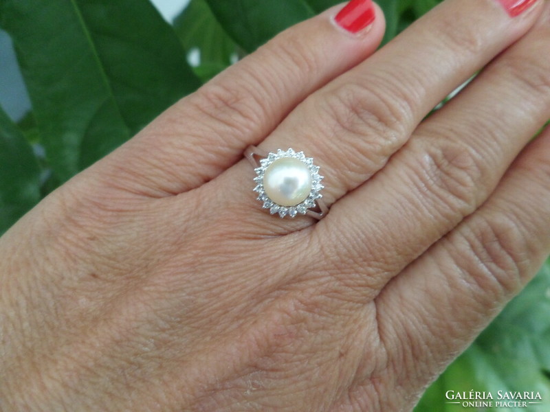 White gold ring with akoya pearl and brilles
