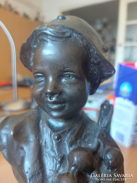 Bájos gyermek, bronz szobor, 25 cm magas, szignós