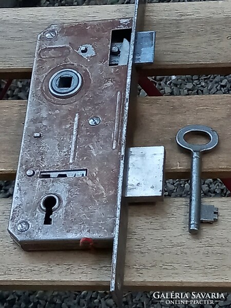 Regi retro zár szerkezet kulcsával