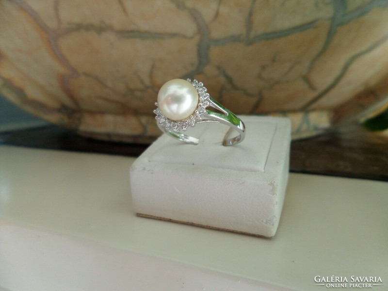 Fehér arany gyűrű Akoya gyönggyel és brillekkel