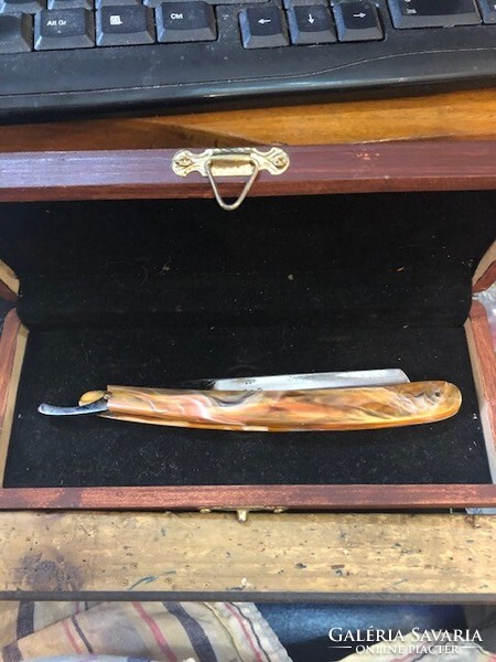 Razor, old, excellent for collectors. 16 cm in size. Bone handle