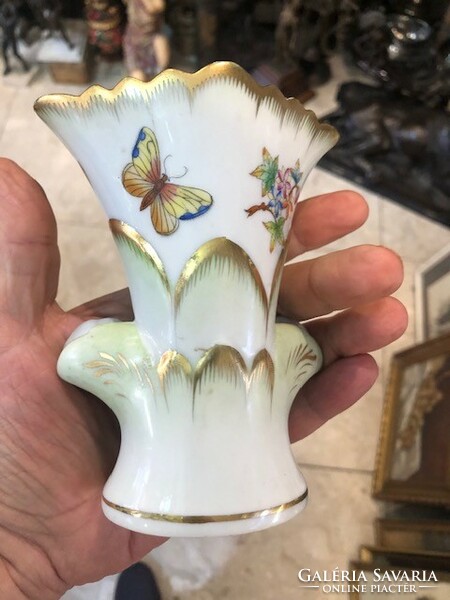 Herendi Viktória mintás porcelán váza, 13 cm-es magasságú.