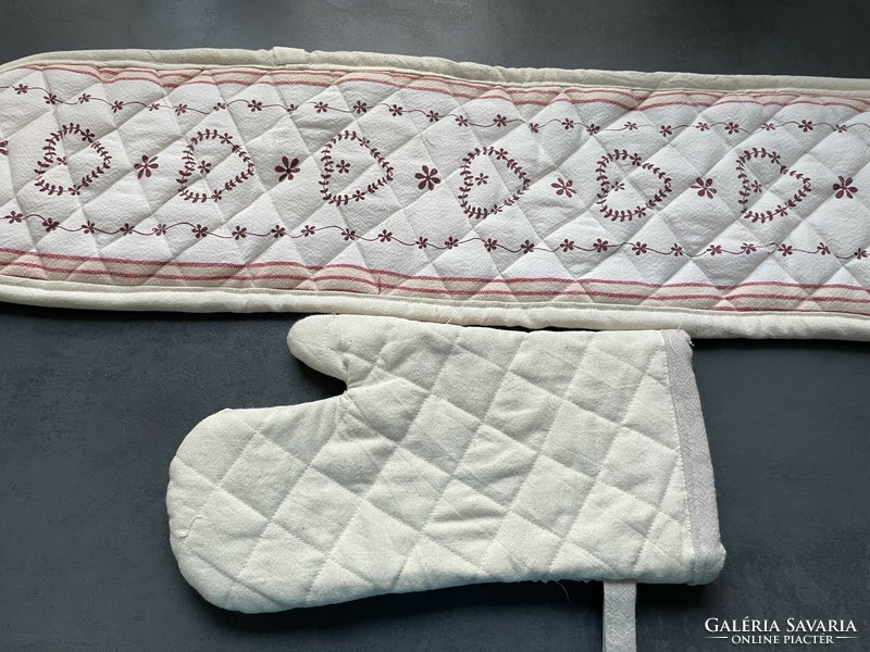 Rustic oven mitts and pot holder set