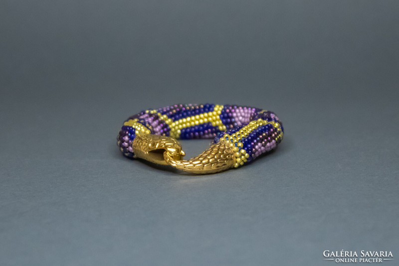 Gyöngyhorgolt karkötő kígyó mintával