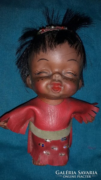 1970. cca JAPÁN kicsi gumi bőrruhás INDIÁN karakterbaba grimaszbaba játék baba 12 cm képek szerint