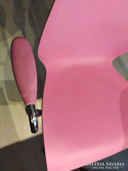 Irodai szék - design tervezett / Barbie rózsaszínben